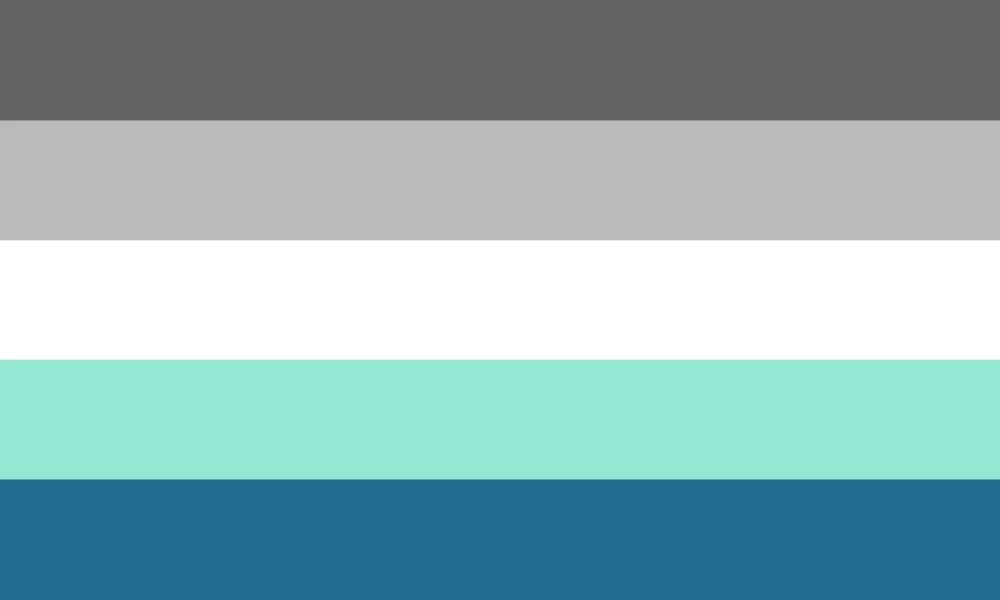 Die Frayromantische Flagge. Sie besteht aus fünf vertikalen Streifen in den Farben Dunkelgrau, Hellgrau, Weiß, Türkis und Dunkelblau.